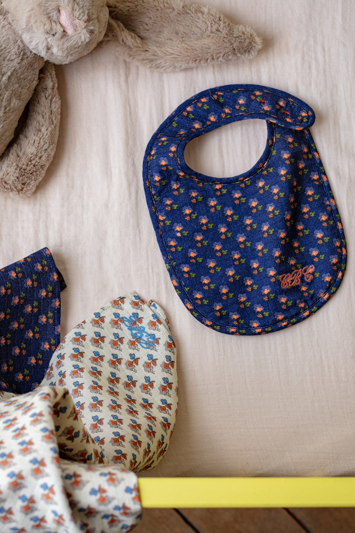 BABY BIB AND MUSLIN SET H23 - NAVY POSY PRINT