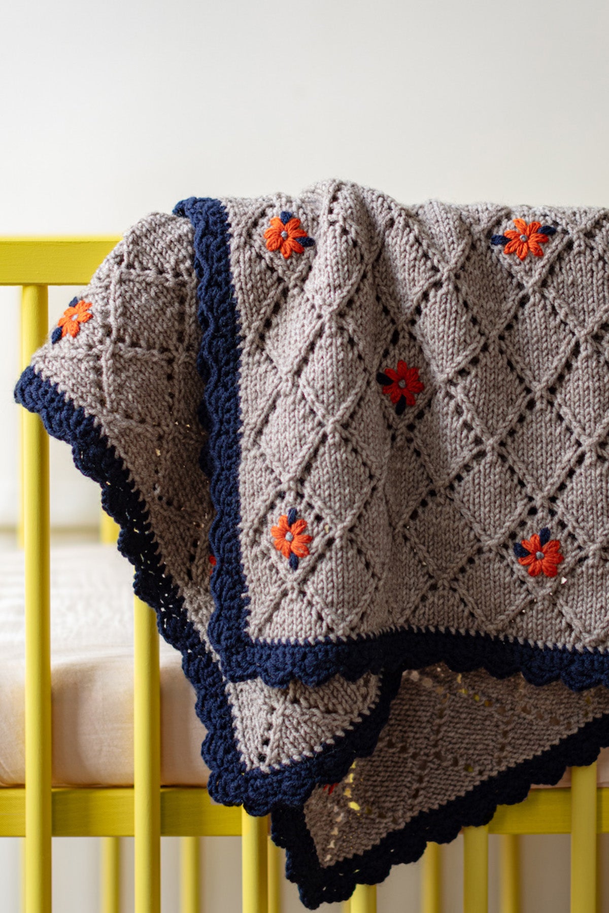 KNIT BLANKET 85X68CM H23 - GREY/RED MULTI