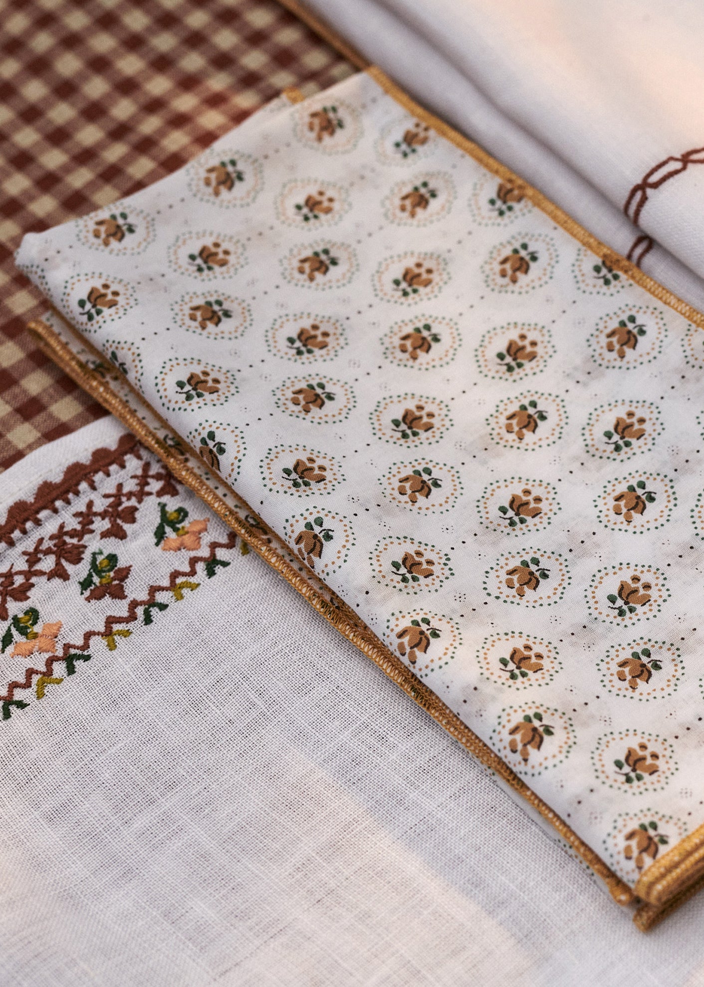 LINEN EMBROIDERED PLACEMAT - OFF WHITE WITH RUST